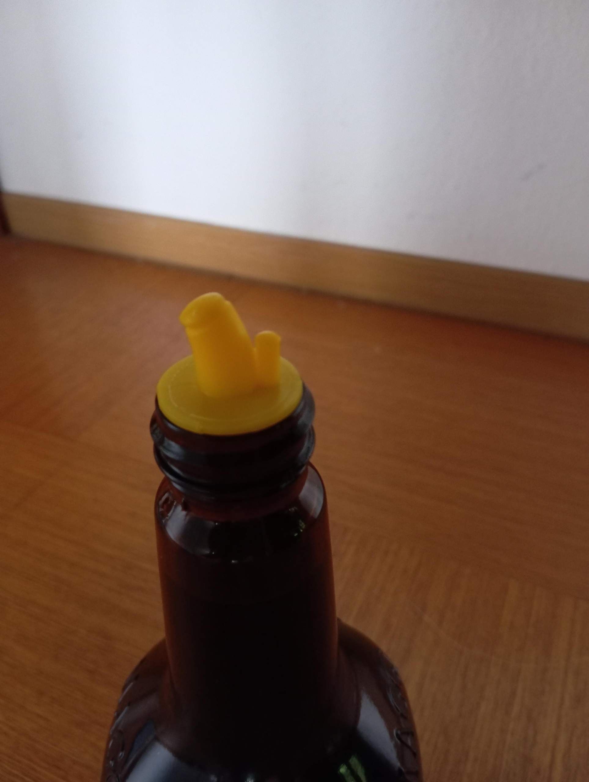 große Maggi Würze Flasche hat 2 Öffnungen?