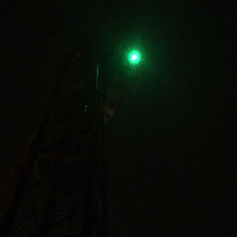 Man sieht den Kran kaum aber das Licht ist erkennbar es leuchtet im Sekundentakt - (Licht, Rettungsdienst, Helikopter)