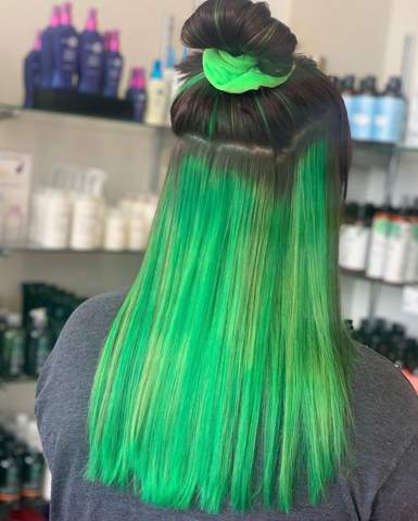 Grüne Highlights für mittelbraunes Haar färben?