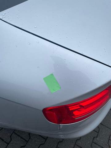 Grüner viereckiger Aufkleber am Auto?
