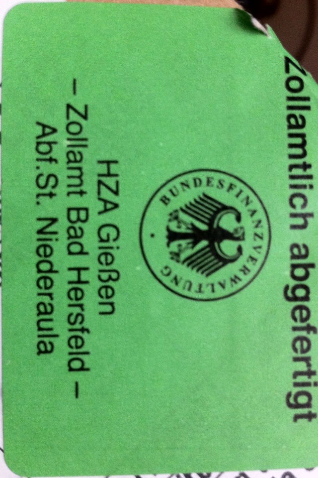 Grüner Zoll Aufkleber auf dem Paket. Hat der Zoll reingeschaut? (Foto) (Polizei, Jura, DHL)