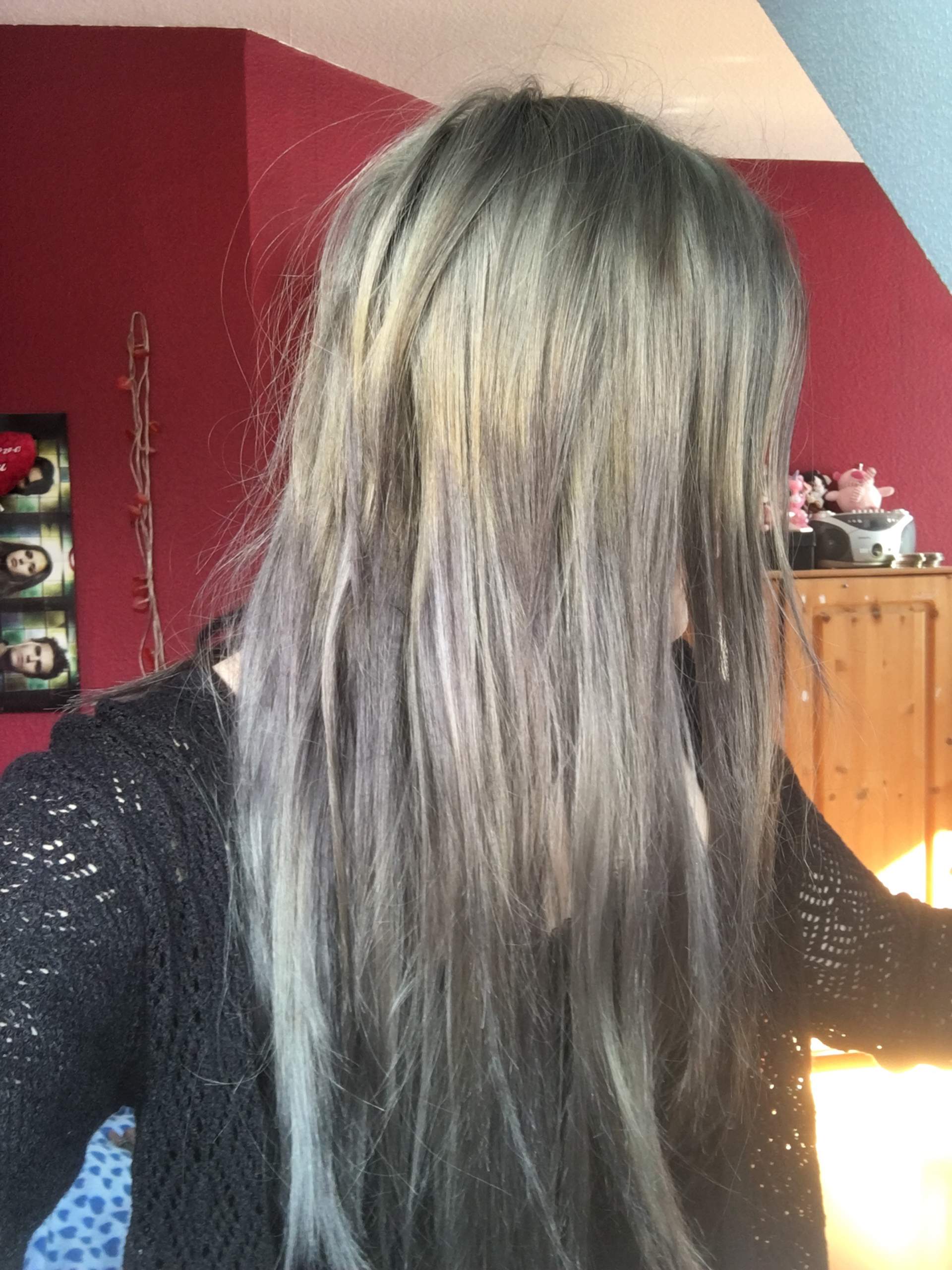 Grünstich/Blaustich aus grauem Haar bekommen, aber wie? (Haare, Friseur