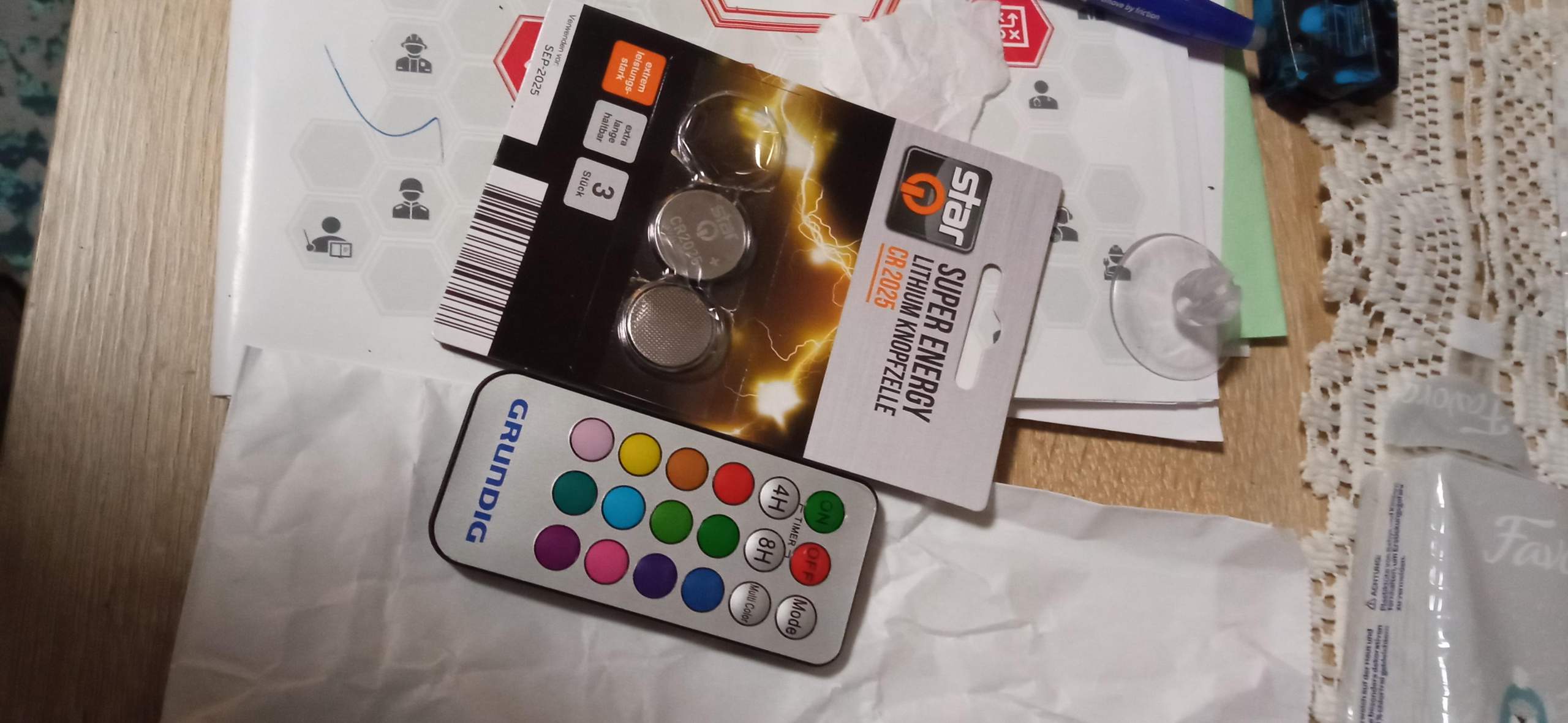 Grundig LED RGB Dekokugel – Dimmbare Mondlampe, 16 Farben, Mit Fernbedienung (115 Mm)