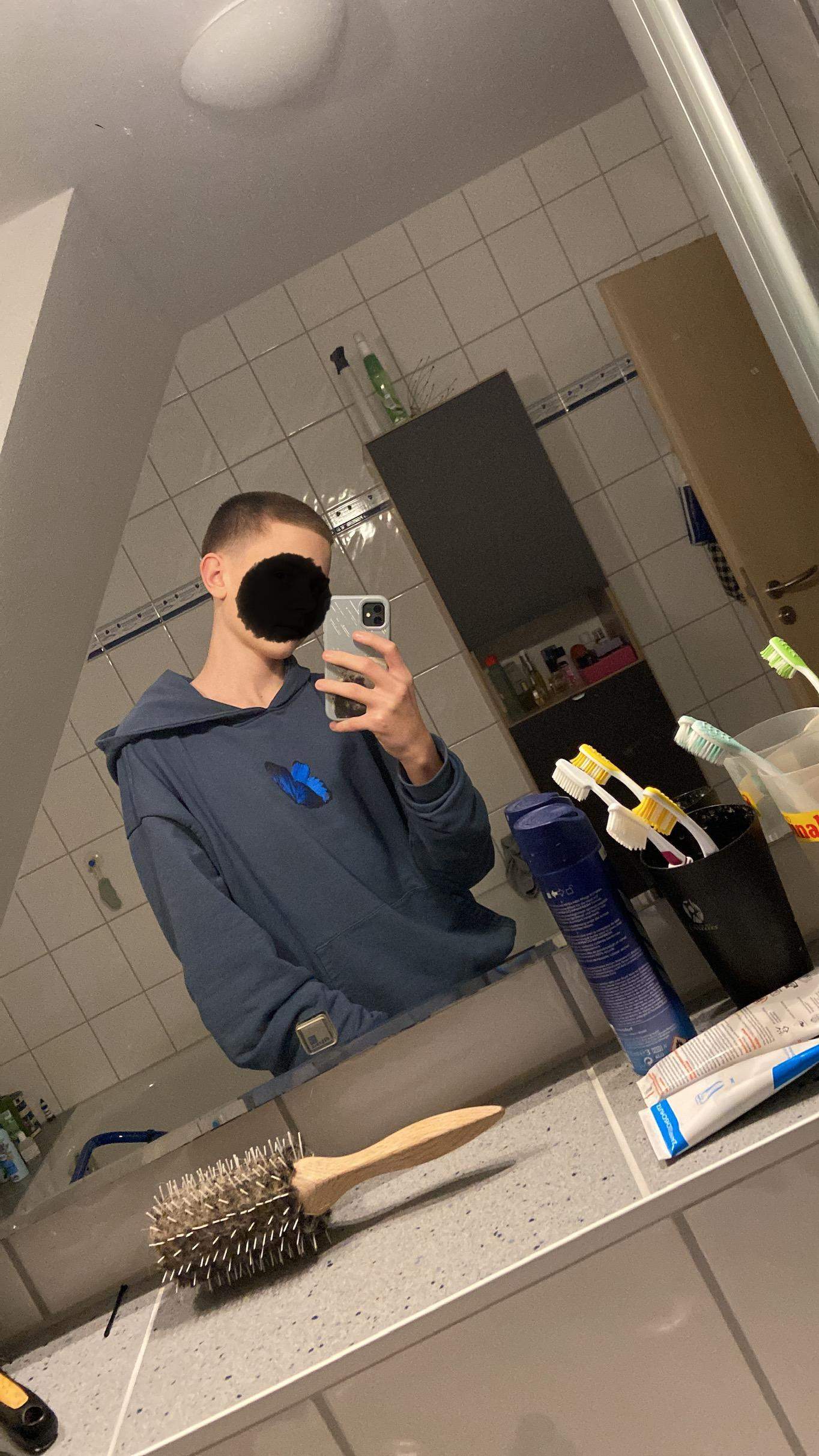 Gut oder schlecht? (Männer, Junge, Buzzcut)