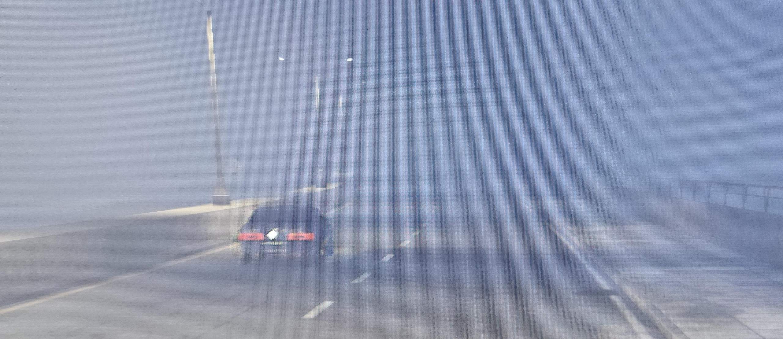 Guten Tag, wie schnell fährt man auf der Autobahn, wenn Nebel ist