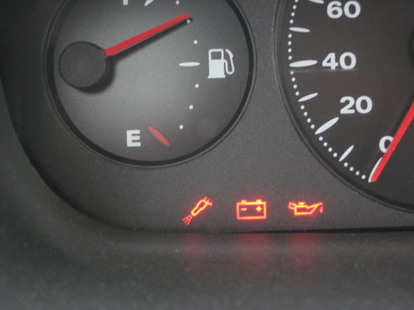 Kontrollleuchten im Auto: Wann sollte man sofort anhalten?
