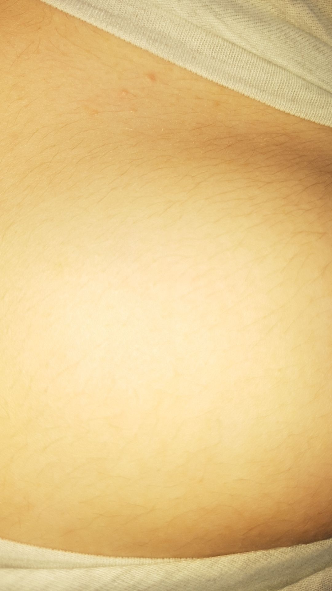 haare an der brust po frau