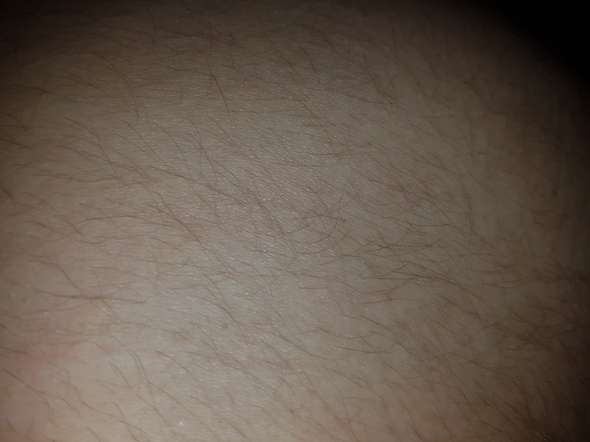 haare an der brust po frau