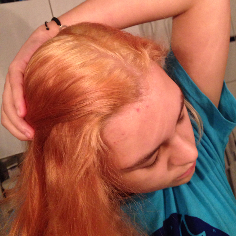 haare blondiert zu heller ansatz