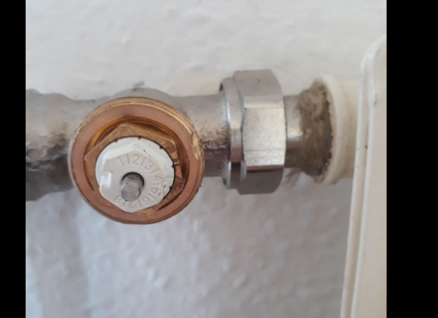 Hab dieses Ventil nach links gedreht und dann rauscht meine Heizung weniger, normal?