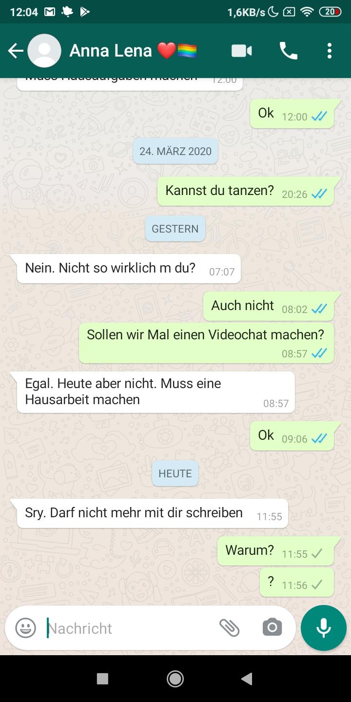 Junge schreibt auf Handy