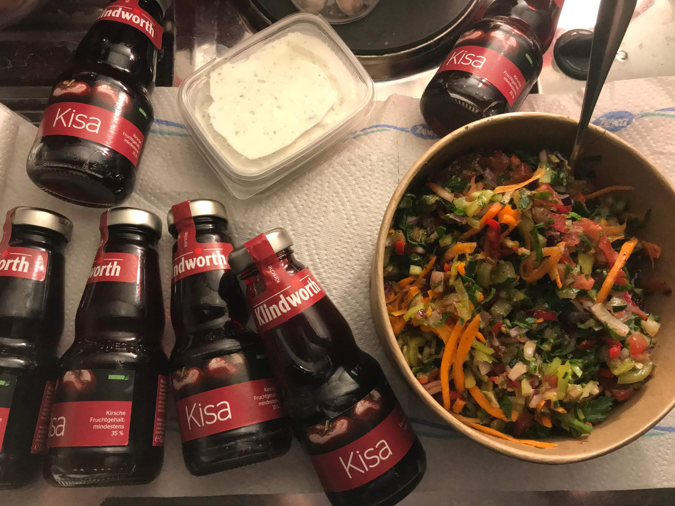 Habe beim türkischen Restaurant Salat, Tzaziki, 6 Kirschsaft bestellt ...