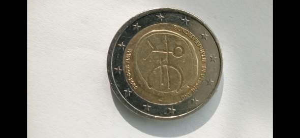 Habe diese Münze gefunden, und sie sieht irgendwie komisch aus. Ist sie was wert?