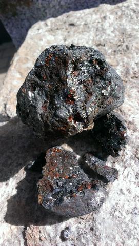 Stein gebrochen mit Hammer - (Steine, Mineralien)