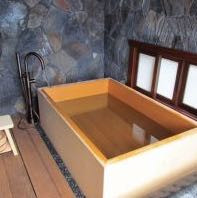 Das wäre "typisch" japanisch, weils halt Holz ist. - (Toilette, Japanisch, Bad)