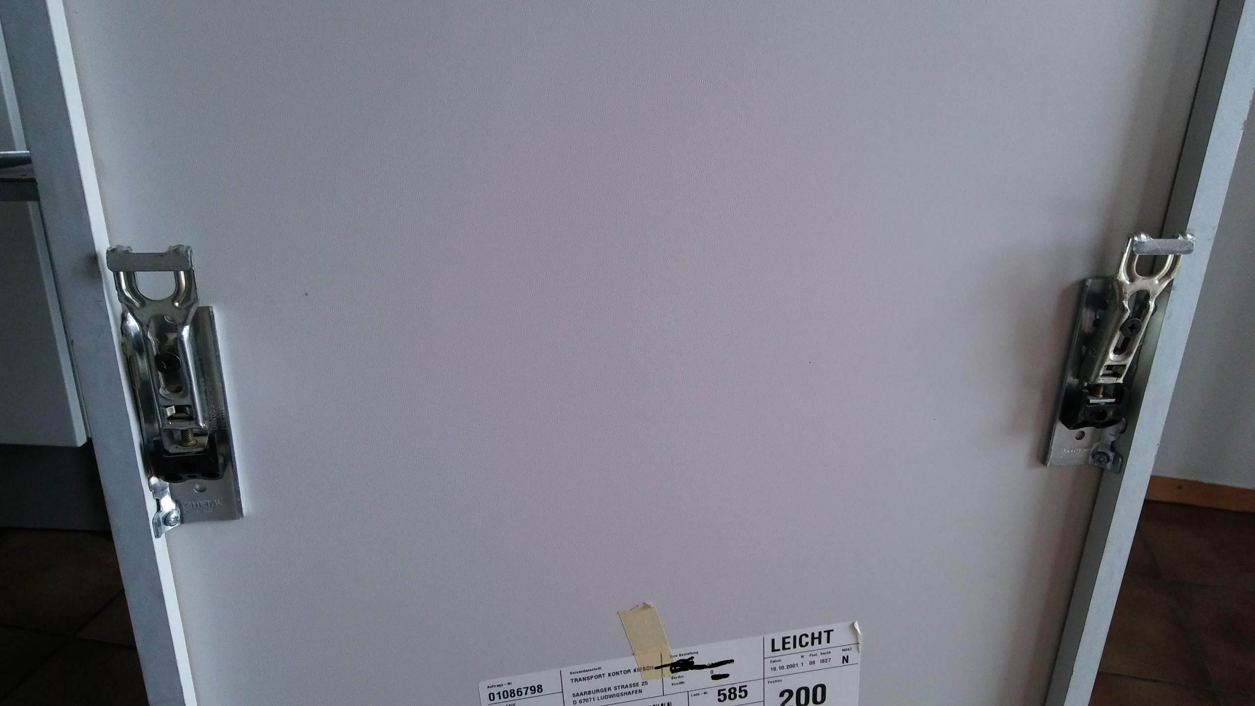 Hängeschrank / Oberschrank vor vorhandener Blende montieren? (Technik