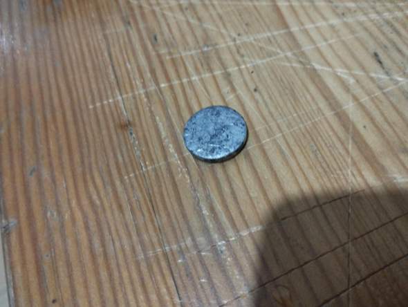 Hallo Freunde habe gerade die Münzen von Opa ausgepackt und was gefunden es ist eine Münze aber welche sieht nach Deutschland aus hat j in der mitte 🙈?