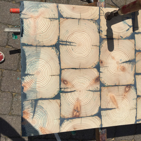 Hirnholz Platte mit epoxitharz ausgefüllt ... Löcher u. Farbe entfernen  - (Holz, Bau)