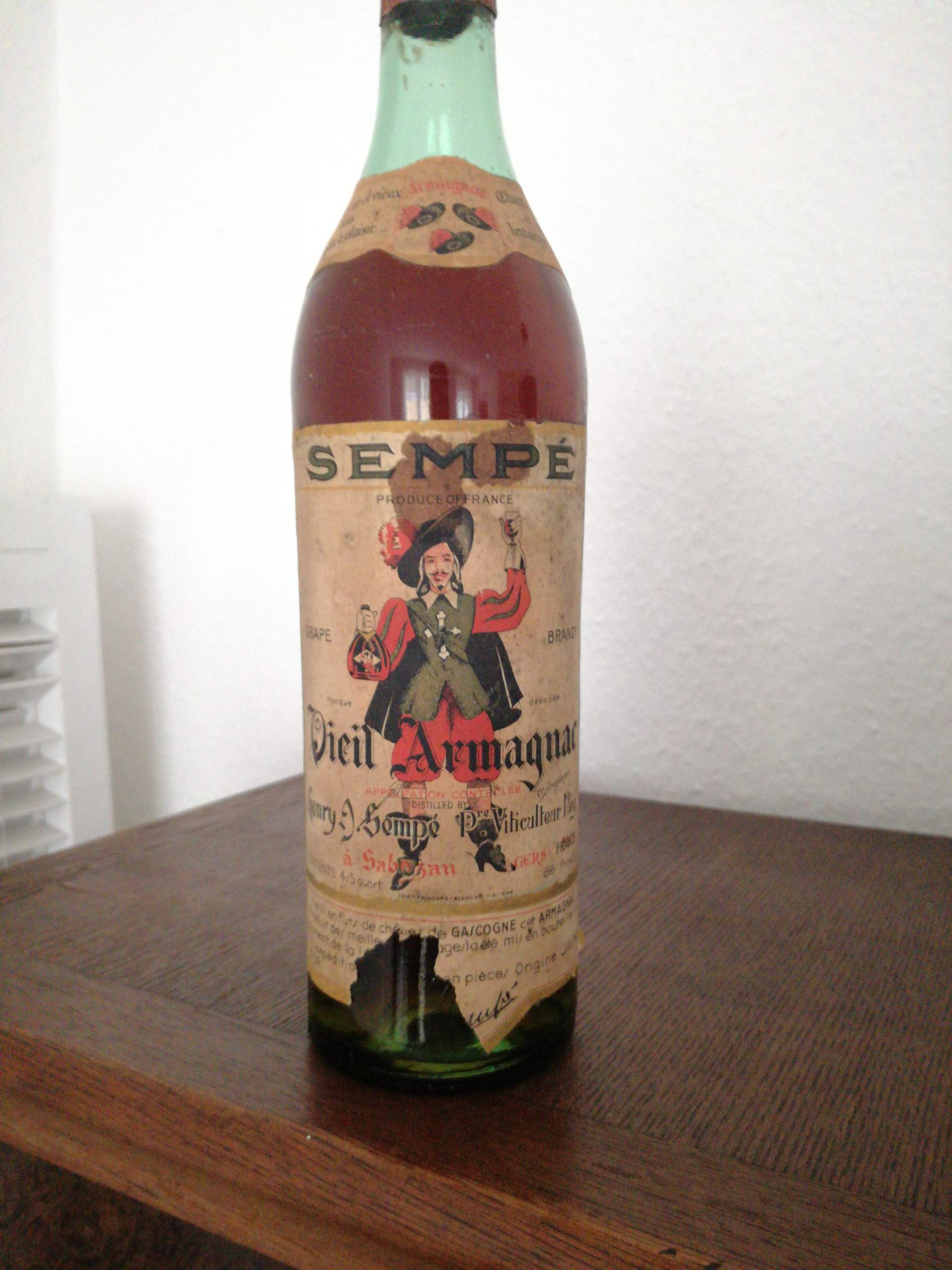 Hallo, ich habe beim Ausräumen eines Kellers ein paar alte Flaschen mit ... Hallo, ich habe beim Ausräumen eines Kellers ein paar alte Flaschen mit ...