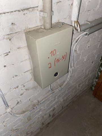  Hallo, ich habe ein Quante Fernmeldetechnik Kasten im Keller gefunden. Ist das der DSL-Verteiler, welche der Telekom Techniker braucht?