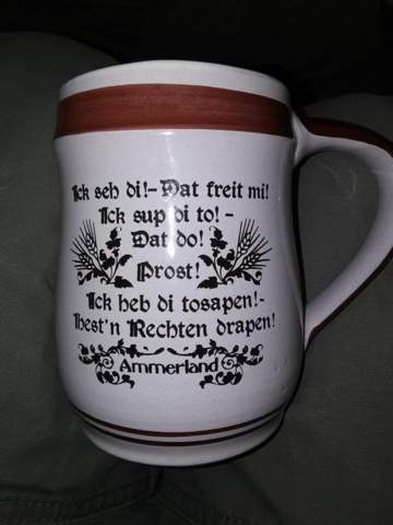 Hallo ich habe eine alte Kaffeetasse geschenkt bekommen auf der ein Spruch auf Platt deutsch steht. Kann mir jemand sagen was da steht?
