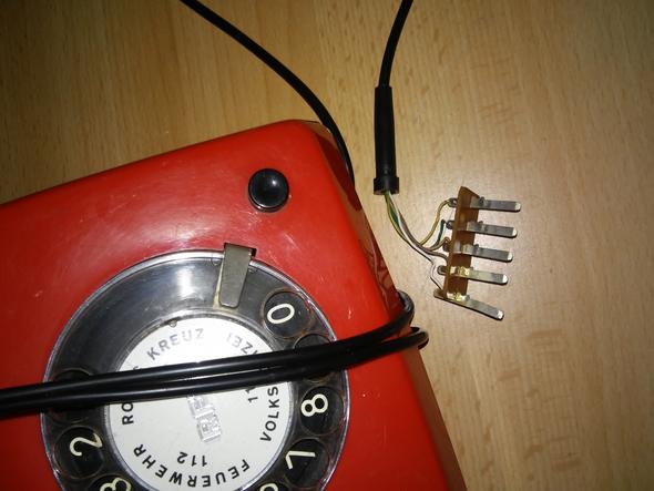 Telefon mit offenem Anschlussstecker  - (Telefon, FRITZ!Box, analog)