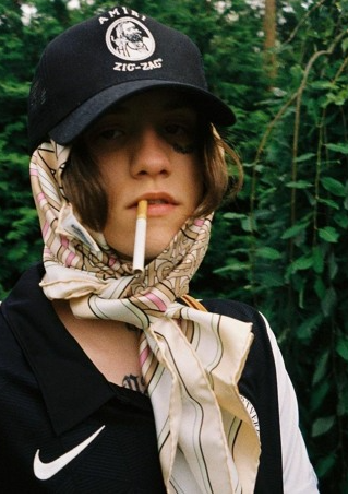 Hallo weiß einer wie man das nennt was der Rapper Tlow unter der Cap ...