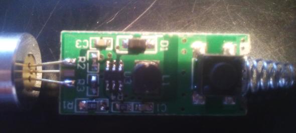 Hallo, wo befindet sich auf dieser Platine (siehe Bilder) das sog. Potentiometer zum Einstellen der Stromzufuhr der Laserdiode?