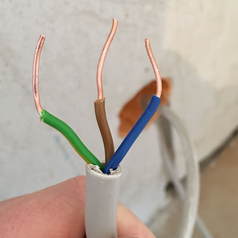 Hallo zusammen. Möchte eine Steckdose anschließen. Welcher Kabel ist
