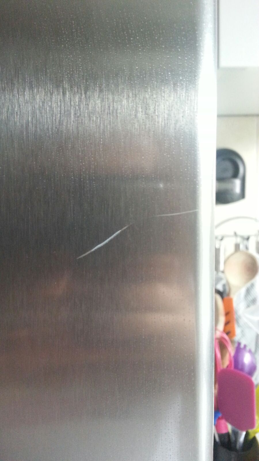 Hallo Zusammen Ich Habe Leider Einen Tiefen Kratzer In Meine Kuhlschranktur Aus Geburstetem Edelstahl Gemacht Wie Bekomme Ich Das Raus Kuhlschrank