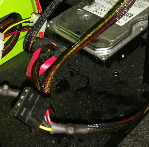Kabel das vom Netzteil über die Festplatten verläuft und "frei" ist - (Computer, PC, Grafikkarte)