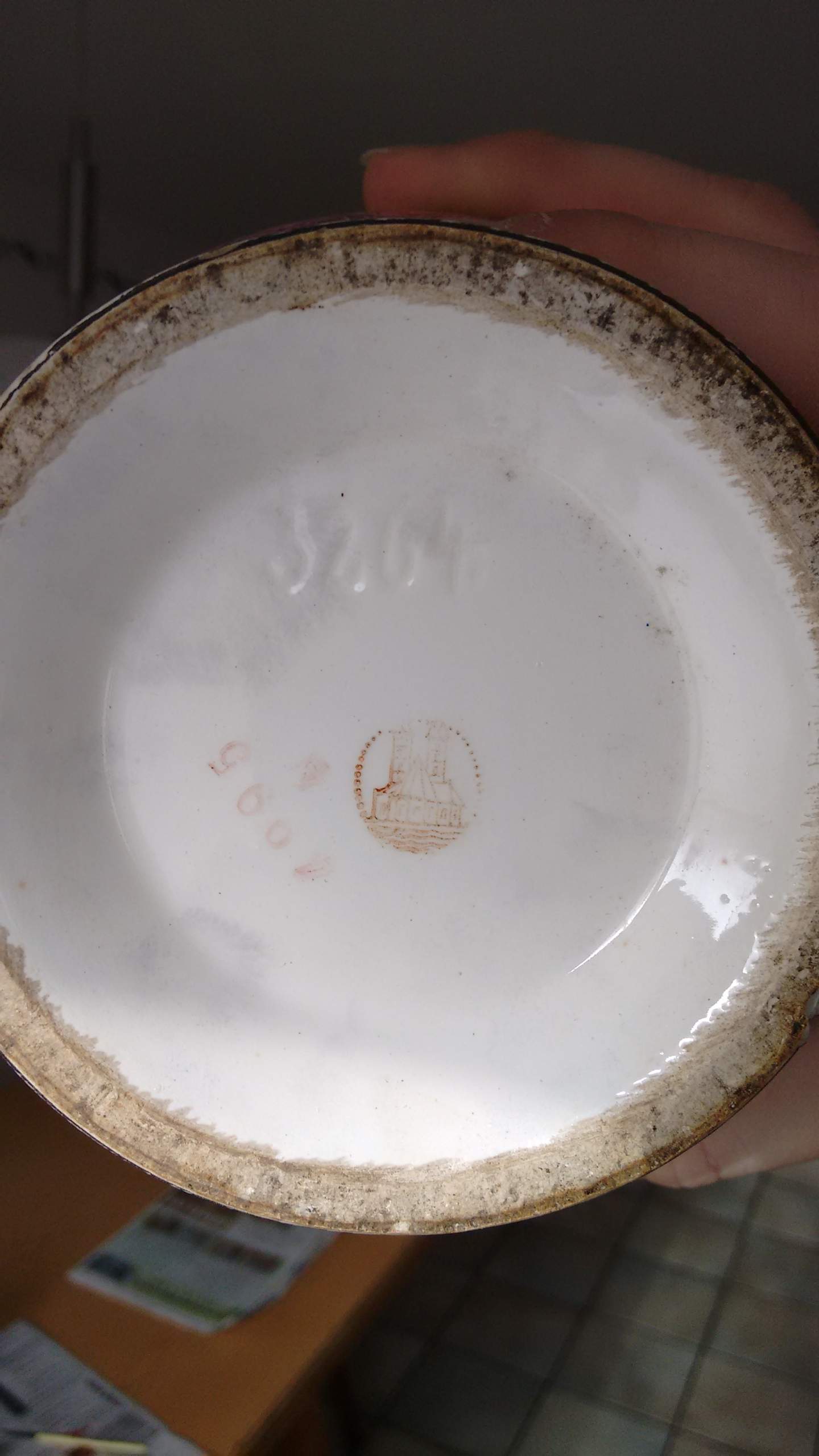 Hallo! Ich habe eine Markenvase geschenkt bekommen und möchte gerne den Hersteller wissen. Der Stempel sieht aus wie eine Burg mit 2 Türmen, kennt ihr den? (Vase, Keramik)