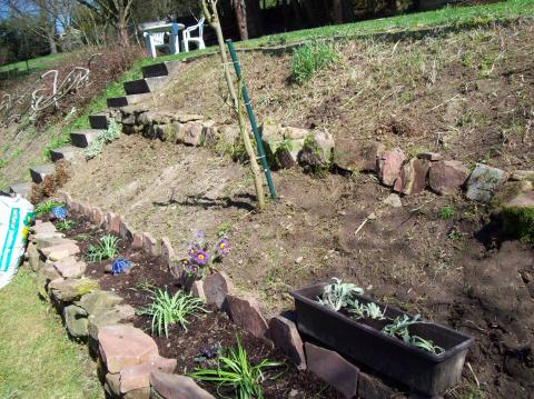 Hangbefestigung mit gesammelten Natursteinen (Garten, steingarten)