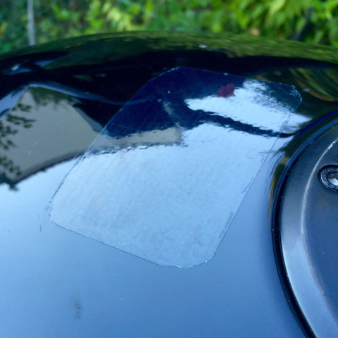 Hartnäckigen, benzinresistenten Aufkleber auf Lack ...