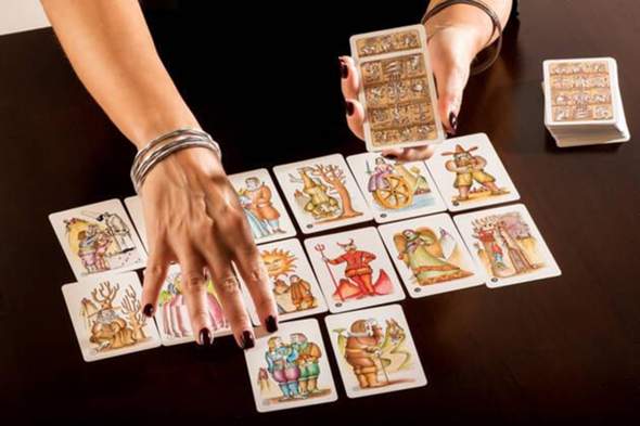 Hast du dir schonmal Tarotkarten legen lassen?