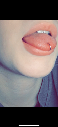 Hat die aufgespritzte lippen? Ist das Zungenspiercing echt?