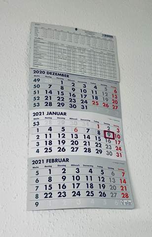 Hat jemand ein Idee damit sich der Kalender oder andere frei hängende Bilder sich nicht so wellen oder verformen?