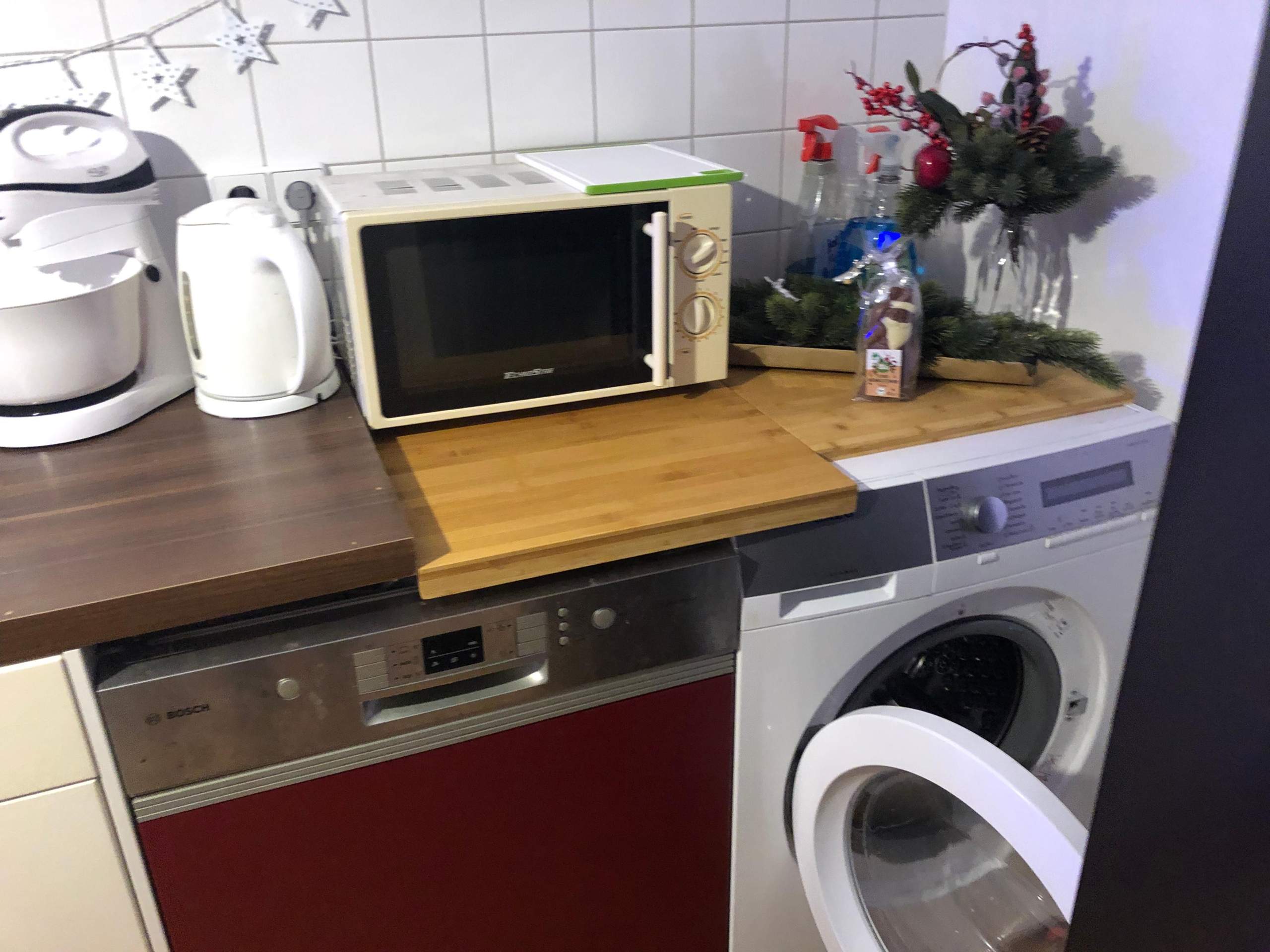 Hat jemand eine Idee, wie man diesen Geschirrspüler und die Waschmaschine gut in die Arbeitsplatte integrieren kann? (Küche, heimwerken, Einbauküche)