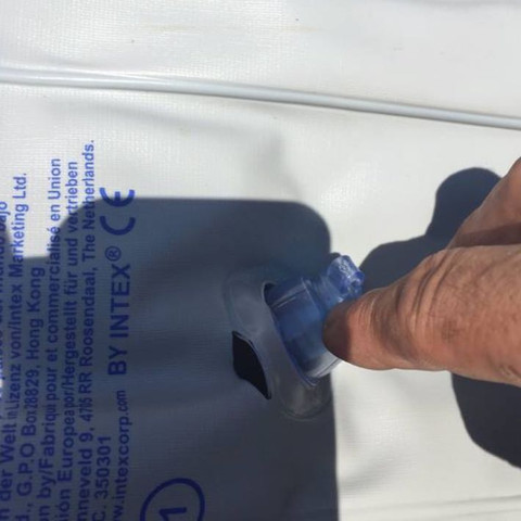 Hier sieht man das Loch direkt am Ventil - (Wassersport, Gummiboot, Boot reparieren)