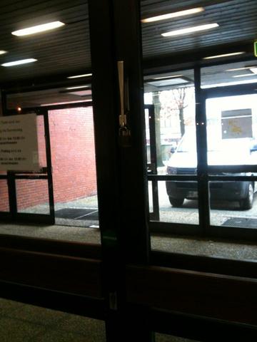 Tür durch Vorhängeschlösser blockiert - (Schule, fluchtwege)
