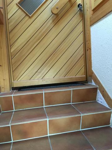 Haustur Wurde Vom Tischler Umgebaut Unter Der Tur Einen Spalt Von 5cm Darf Das So Sein Reparatur Treppenhaus Eingangstur