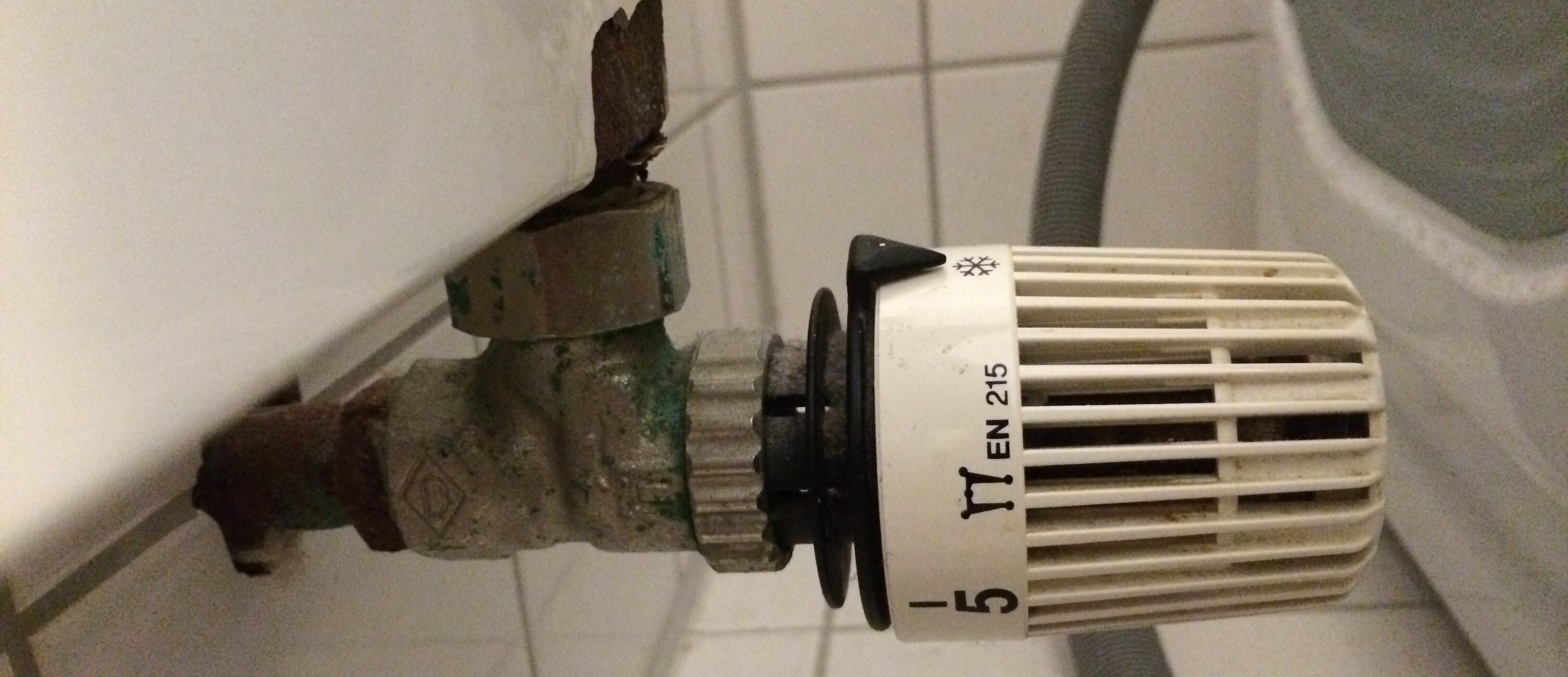 Heizung Pfeift Obwohl Sie Aus Ist Heizung heizt voll, obwohl sie aus ist. Woran liegt das? (defekt