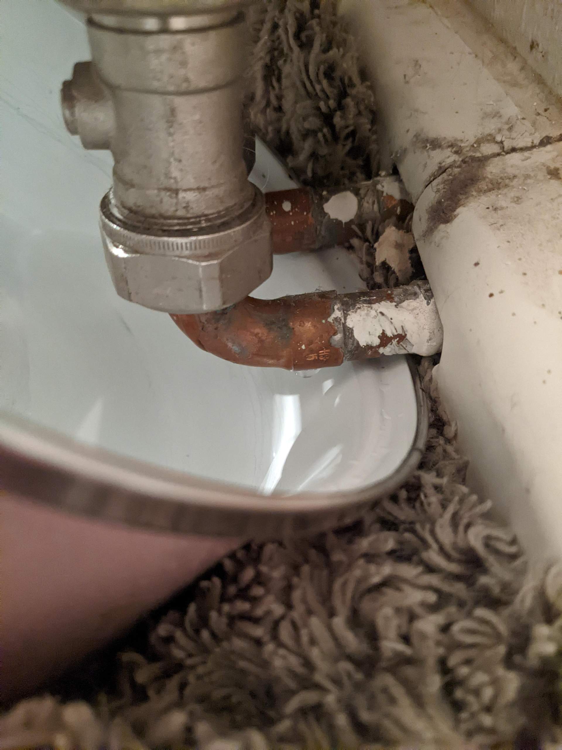 Heizung von Wand gerissen und hört nicht auf zu tropfen was tun? (Wasserschaden, Sanitär