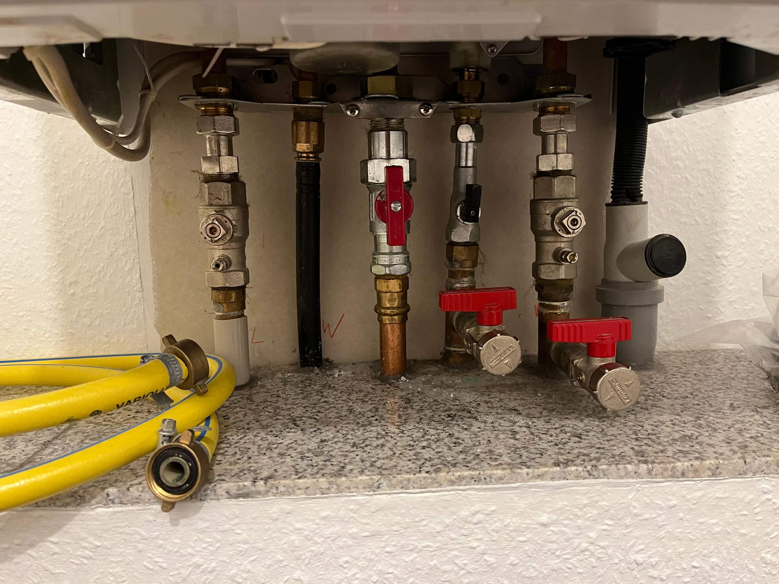 Heizung Wasser nachfüllen wo ist der Wasser Anschluss? (Gas, Bar ...