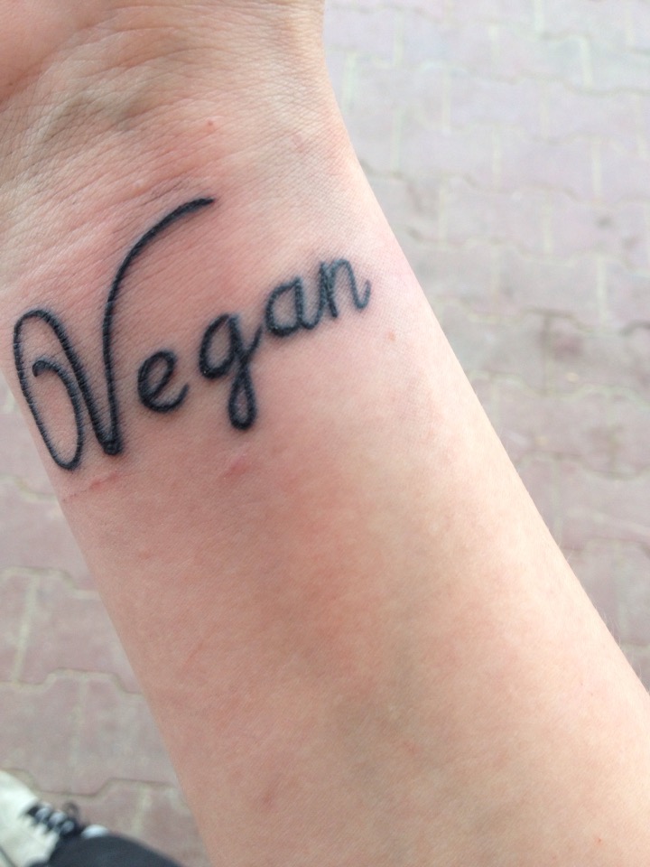 Hey, ich habe ein Vegan Tattoo am Handgelenk und bin nun am überlegen