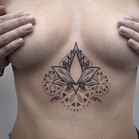 Brust tattoo bei frauen