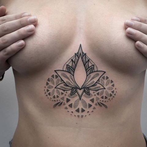 Brust tattoos für frauen Frauen Tattoo