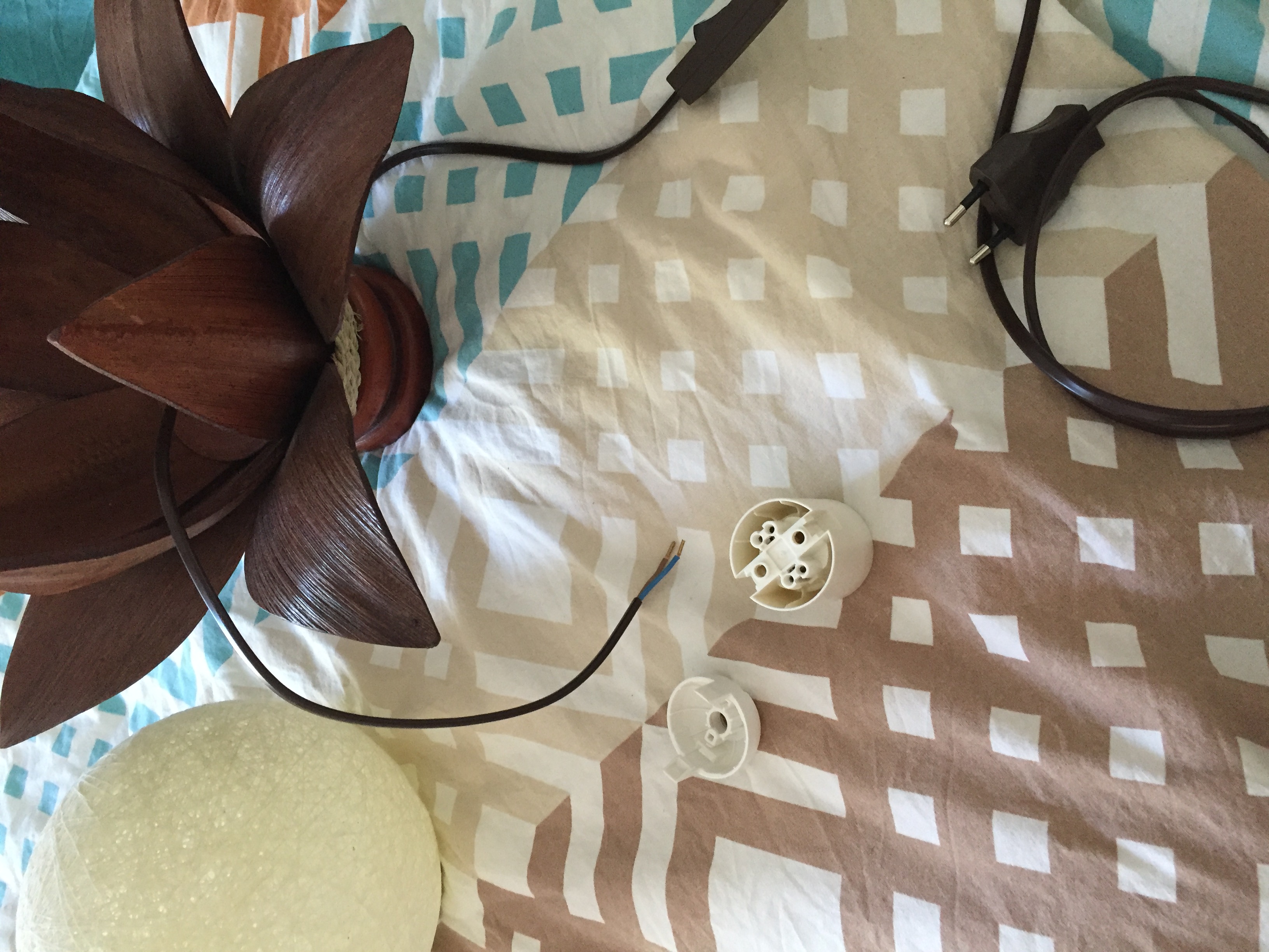 Hilfe Wie Das Kabel An E27 Lampenfassung Anschließen Für Eine LED Lampe Elektronik Hilfe Wie Das Kabel An E27 Lampenfassung Anschließen Für Eine LED Lampe Elektronik