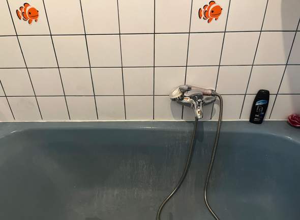 Hilfe Badewanne verfärbt wegen Badereiniger?