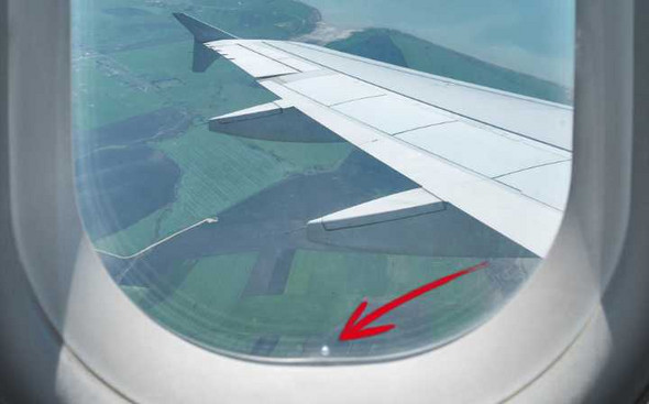 - (Flugzeug, Loch, Flugzeugfenster)